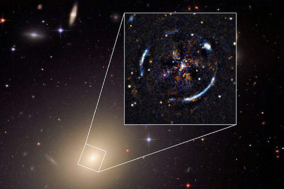 Galaxia ESO 325-G004, con el anillo de Einstein resultante de la distorsión de la luz de una galaxia lejana. / ESO, ESA/Hubble, NASA