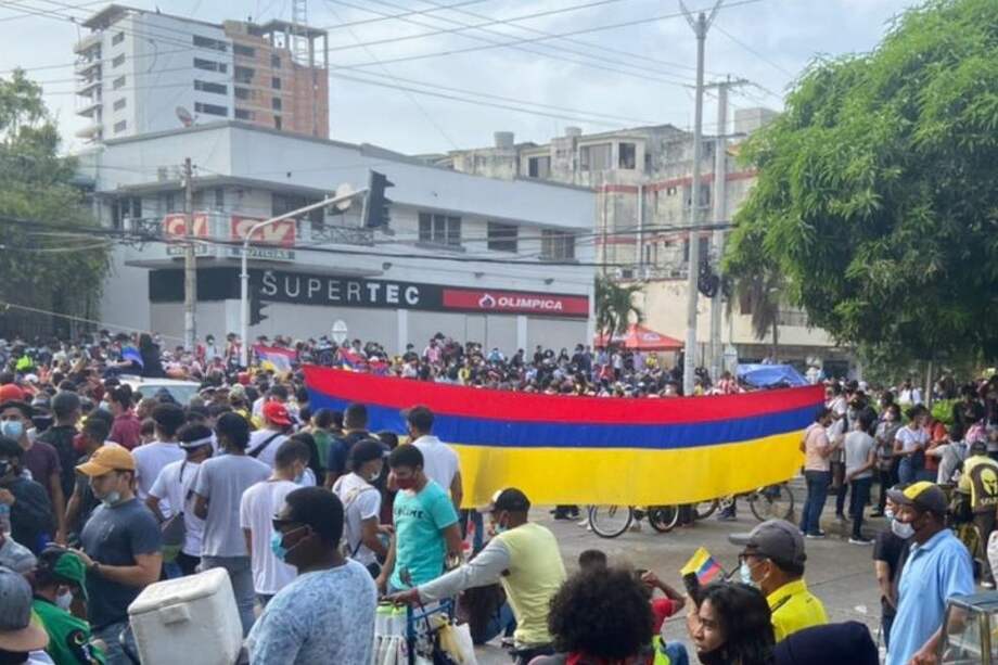 Cientos de personas están bloqueando los accesos a la entrada del estadio Romelio Martínez en Barranquilla.