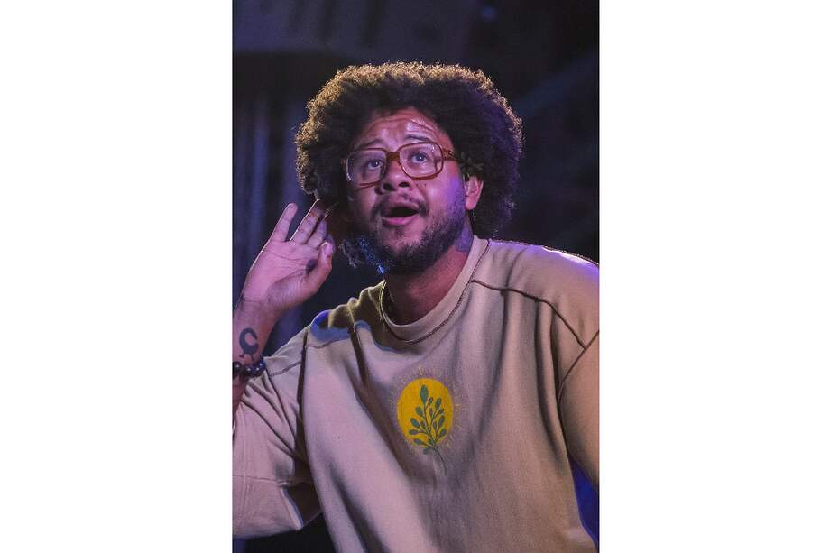 Emicida conoció de cerca la violencia, la perversidad y las desigualdades que marcan la ciudad más populosa de Suramérica (Sao Paulo). Sus canciones son una crítica social, pero también hablan de la fe, la esperanza, la superación y el amor como forma de curar las cicatrices.