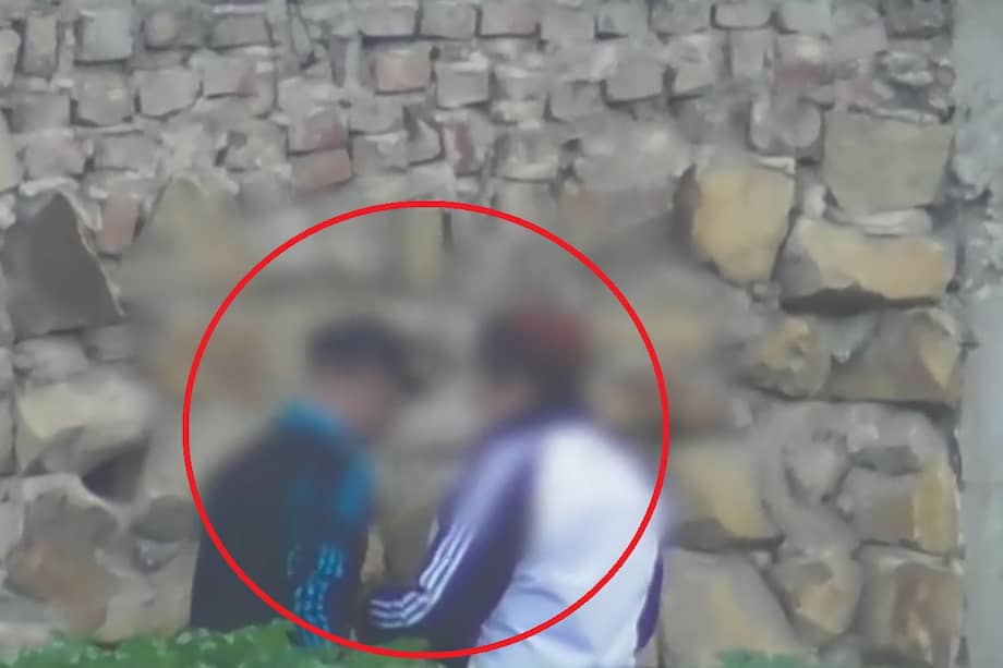 De acuerdo con las autoridades, en esta toma se puede ver cómo uno de los líderes de la red le enseña a una mujer a "encaletar" las dosis de droga, en el muro que se ve en la parte de atrás.