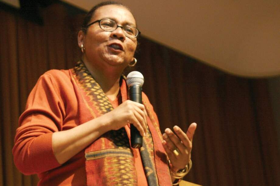 Bell Hooks, escritora y activista afroestadounidense.