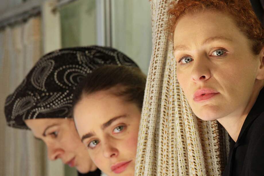 En la comunidad judía ortodoxa, que las mujeres lleven la cabeza descubierta es símbolo de su soltería, cosa que, con los años, resulta humillante. De derecha a izquierda, Irit Sheleg, Hadas Yaron y Hila Feldman. / Fotos: Cortesía Babilla Cine