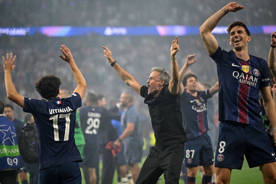 Luis Enrique celebra junto a los jugadores el título de la Champions League.