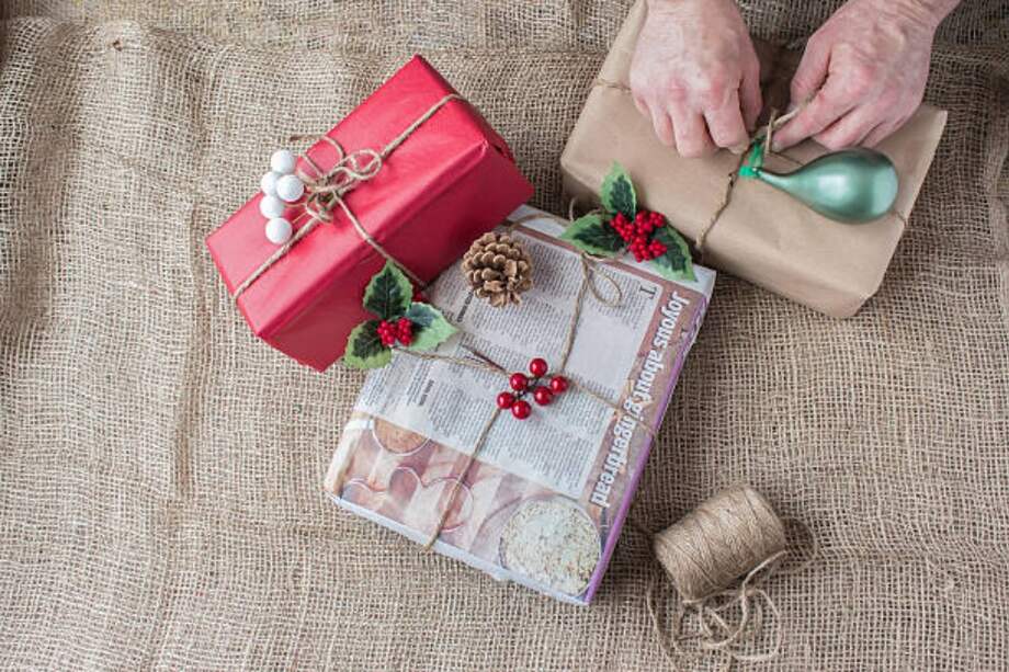 Por ejemplo, puedes cambiar el papel regalo por periódico.