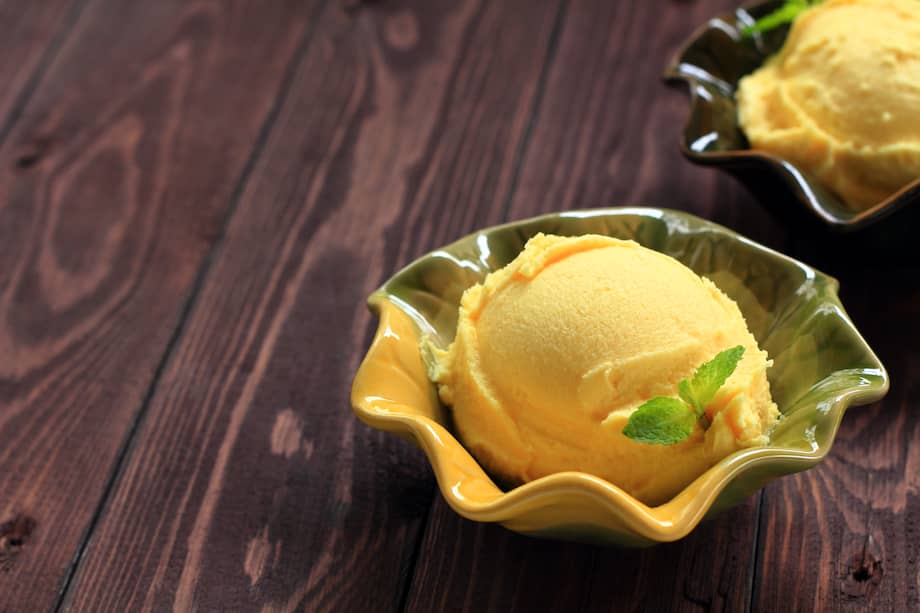 Sirve este helado de maracuyá casero con tu salsa favorita. Puede ser de mora o de arequipe.