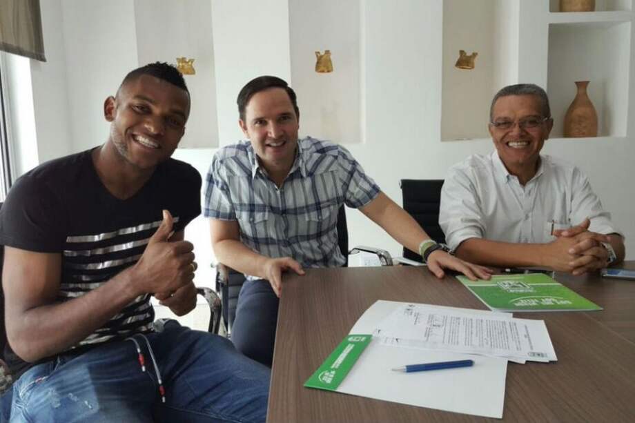 Miguel Ángel Borja tras firmar su contrato con Atlético Nacional. Foto: @petiso2929