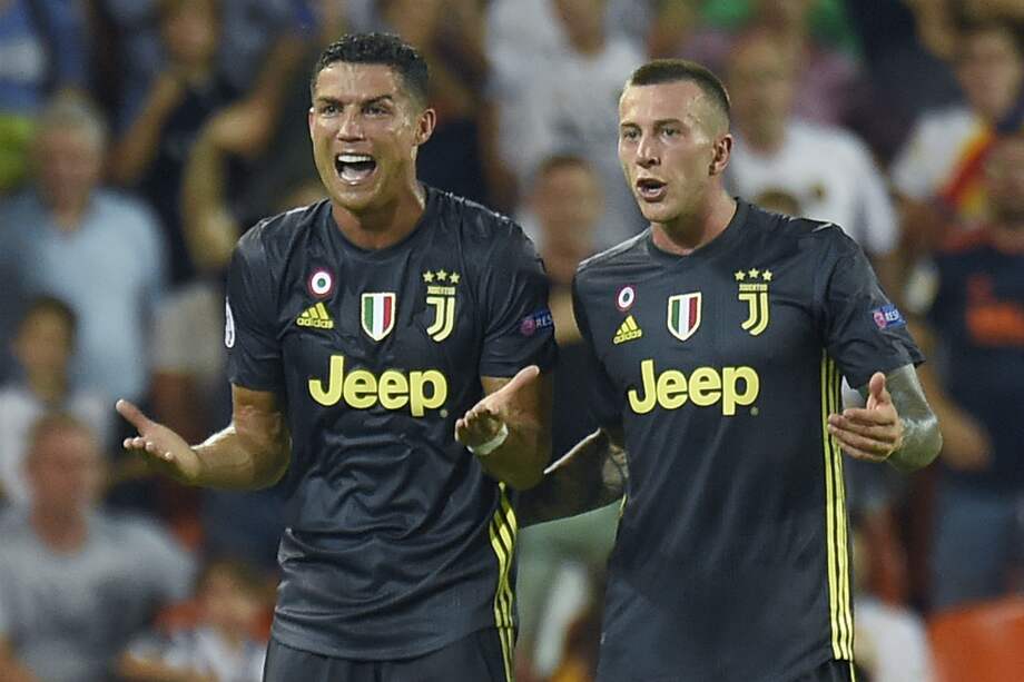 Cristiano Ronaldo no podía cree que había visto la tarjeta roja por primera vez en la UCL. / AFP