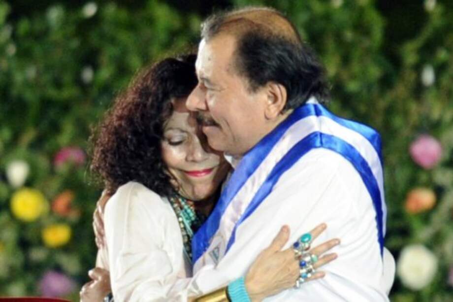 Rosario Murillo y Daniel Ortega durante el último juramento de éste como presidente en 2012. /AFP