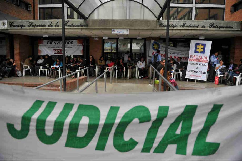 Funcionarios judiciales bloquean la entrada al complejo de Paloquemao. / Andrés Torres