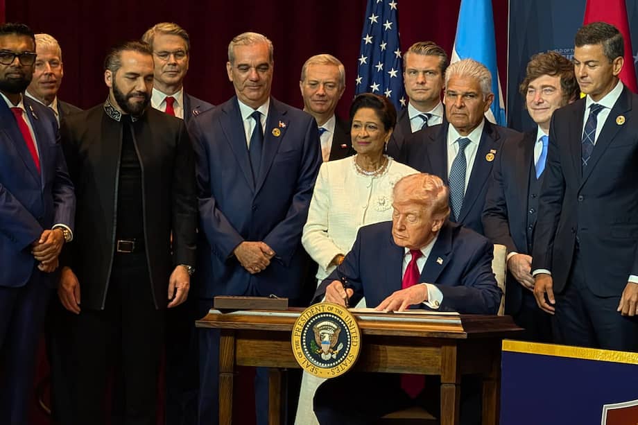 El presidente de Estados Unidos, Donald Trump, firmó un documento junto a mandatarios latinoamericanos durante la cumbre bautizada como Escudo de las Américas, realizada en Miami, Florida.