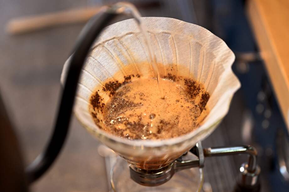 Esta foto, tomada el 9 de febrero de 2023, muestra cómo se filtra el café en el café "Proud Mary" en Melbourne.