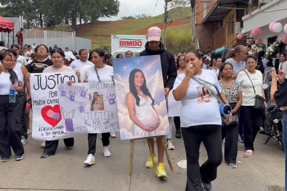 Mientras avanzan las investigaciones, familiares y ciudadanos han realizado movilizaciones para exigir justicia y pedir respuestas sobre lo ocurrido con la joven y el bebé que esperaba.