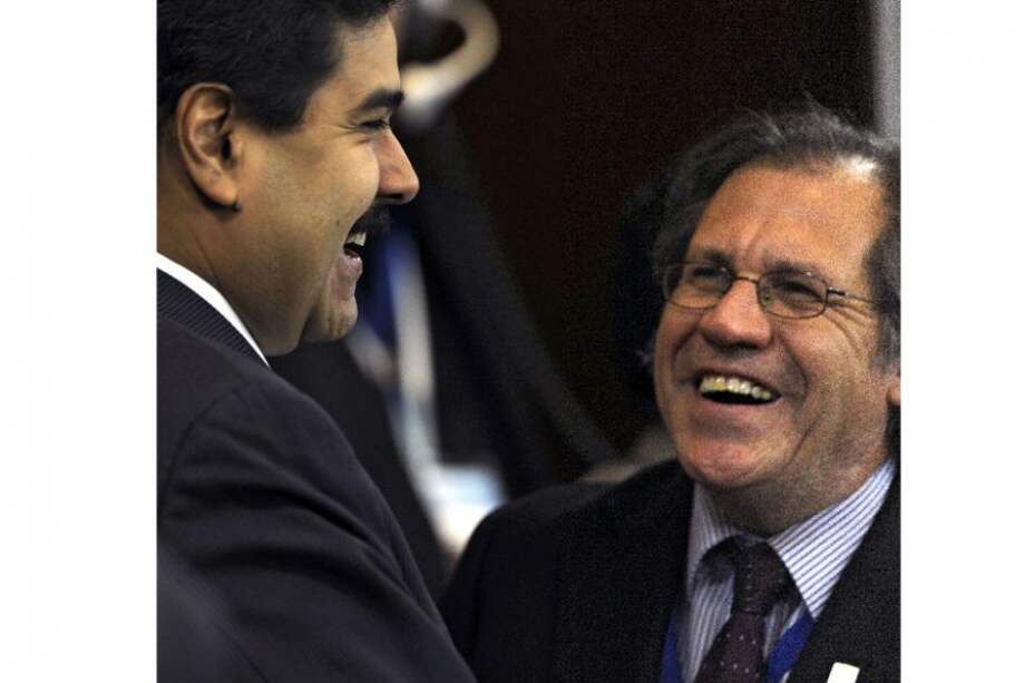 El presidente de Venezuela, Nicolás Maduro, frente al secretario general de la OEA, Luis Almagro. / AFP