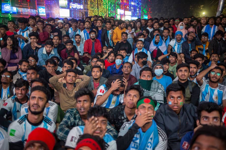 Hinchas bangladesíes viendo la final del Mundial en la Universidad de Daca.