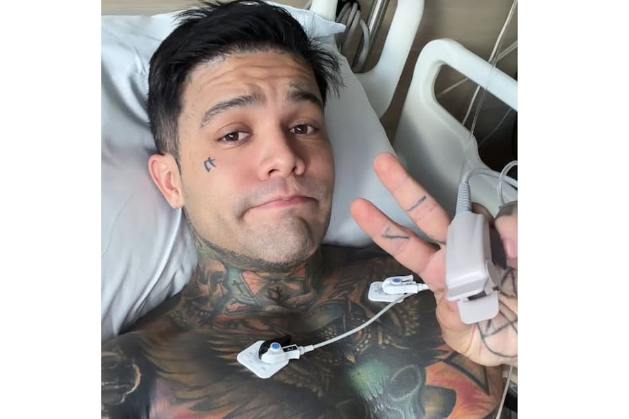 El creador de contenido se mostró desde la habitación de una clínica. Aseguró que se encuentra bajo supervisión médica.