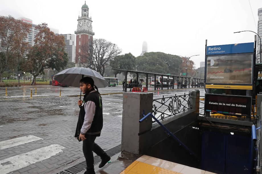 Buenos Aires amaneció este domingo con lluvia y sin luz. El metro no está en funcionamiento. El apagón también afectó a Uruguay. / AFP
