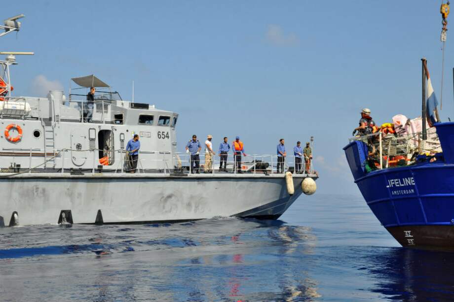 El barco Lifeline, uno de los que está en el mar esperando que algún país acoja a los migrantes rescatados. / AFP