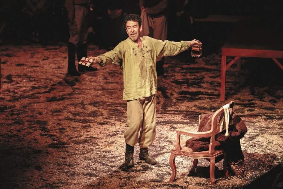 Héctor Bayona, preparándose para la obra Romeo y Julieta, dirigida por Diego Barragán.