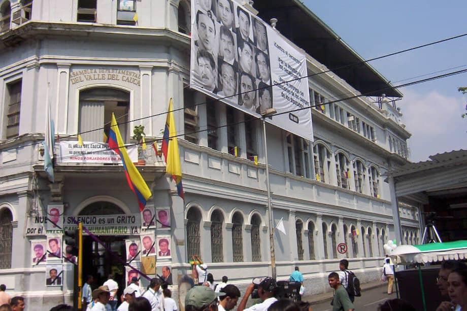 Marcha por la paz frente a las Asamblea del Valle el 5 de julio de 2007. / /Cortesía.