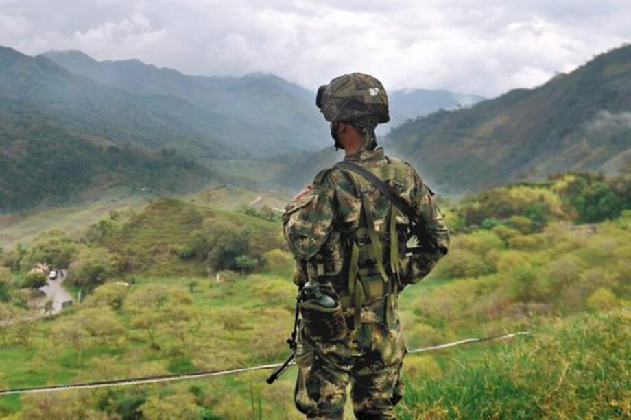 Según José Miguel Vivanco, de Human Rights Watch, el Ejército debe dejar su papel "corporativista" y tener nuevas dinámicas para afrontar el conflicto.