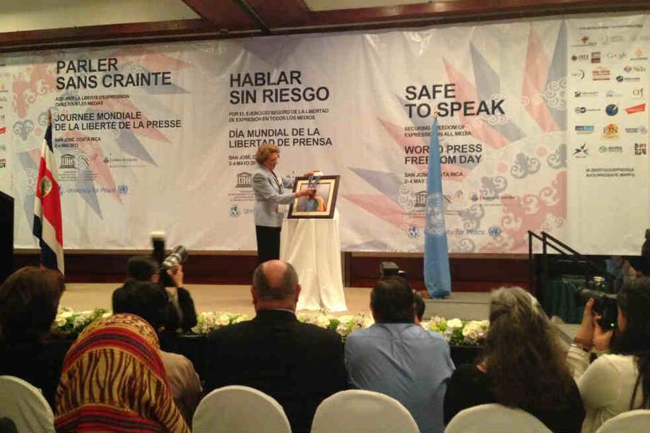 Ana María Busquets de Cano hace entrega simbólica del premio Guillermo Cano a la libertad de expresión a la fotografía de la periodista etiope Reeyot Alemu, quien no pudo asistir a la ceremoniaporque lleva dos años presa en su país./ Catalina Ruiz Navarro