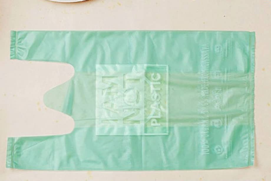 El precio de cada bolsa es de cinco céntesimos de dólar, el doble de lo que costaría una bolsa de plástico normal. Pero su aporte medio ambiental es muchísimo mayor. / Avani Eco