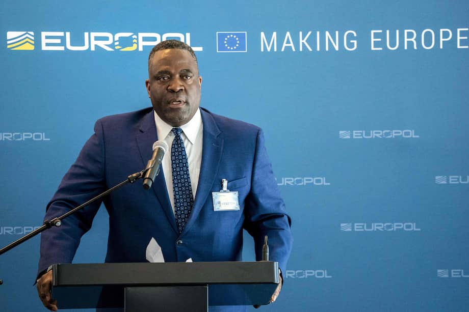 Calvin A. Shivers, director del FBI, habla durante rueda de prensa sobre el operativo.