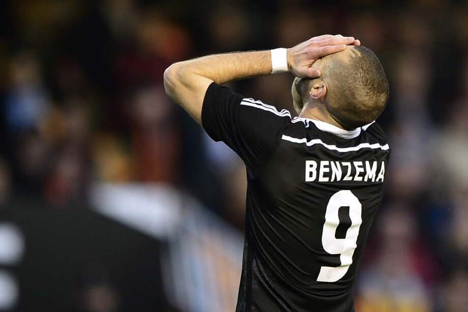 Karim Benzema se lamenta tras una acción en la que pudo marcar gol. / EFE
