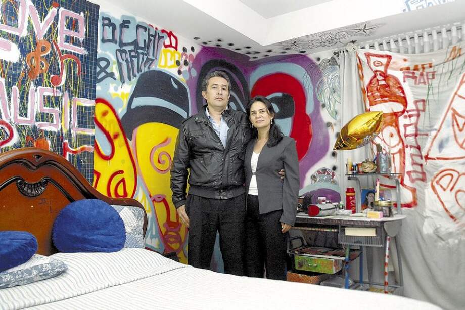 Gustavo Trejos y Liliana Lizarazo, padres de Diego Felipe Becerra en la habitación de su hijo. / Gustavo Torrijos - El Espectador