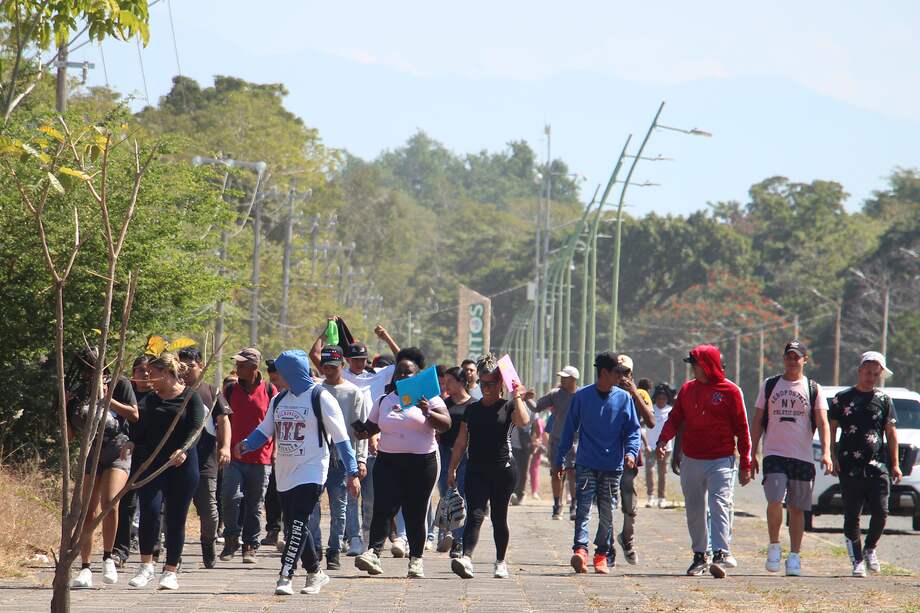 Imagen de referencia de unos migrantes que caminan en Tapachula, México.