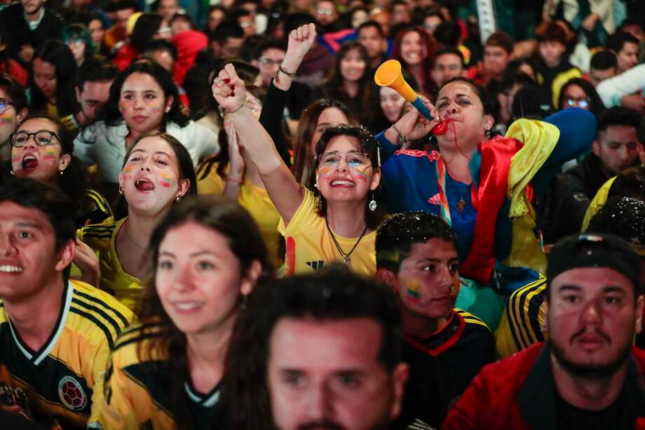 Aficionados de la selección colombiana de fútbol animan durante la transmisión del partido ante Uruguay correspondiente a la semifinal de la Copa América 2024. /EFE/ Carlos Ortega