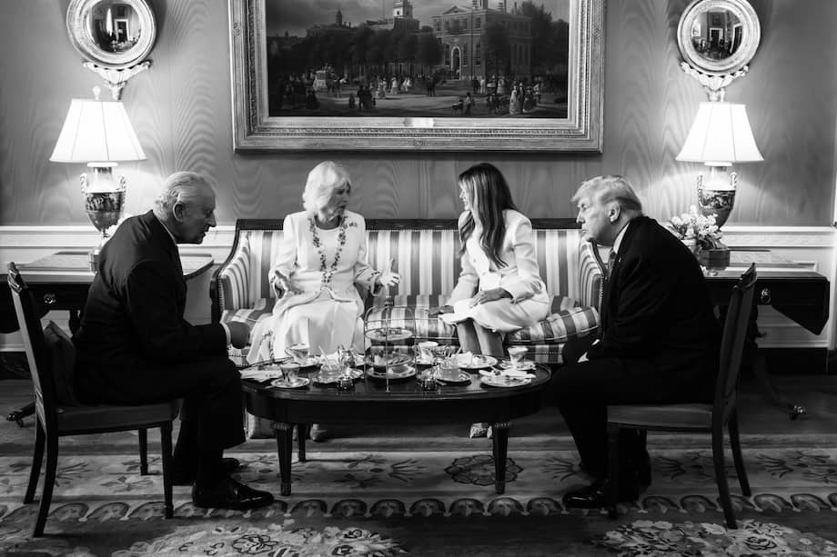 Melania Trump comparte imagen de Donald Trump y la pareja real británica tomando té en la Casa Blanca durante la visita de Estado.
