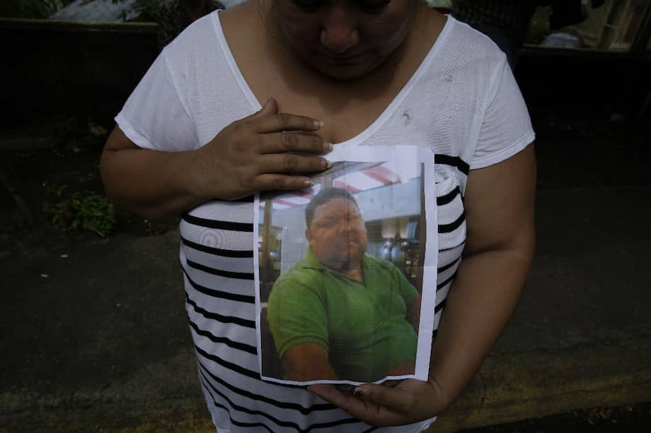 -Una mujer muestra una fotografía de su esposo, detenido hoy, 13 de junio de 2018, en el centro penitenciario conocido como El Chipote, en Managua. / AFP