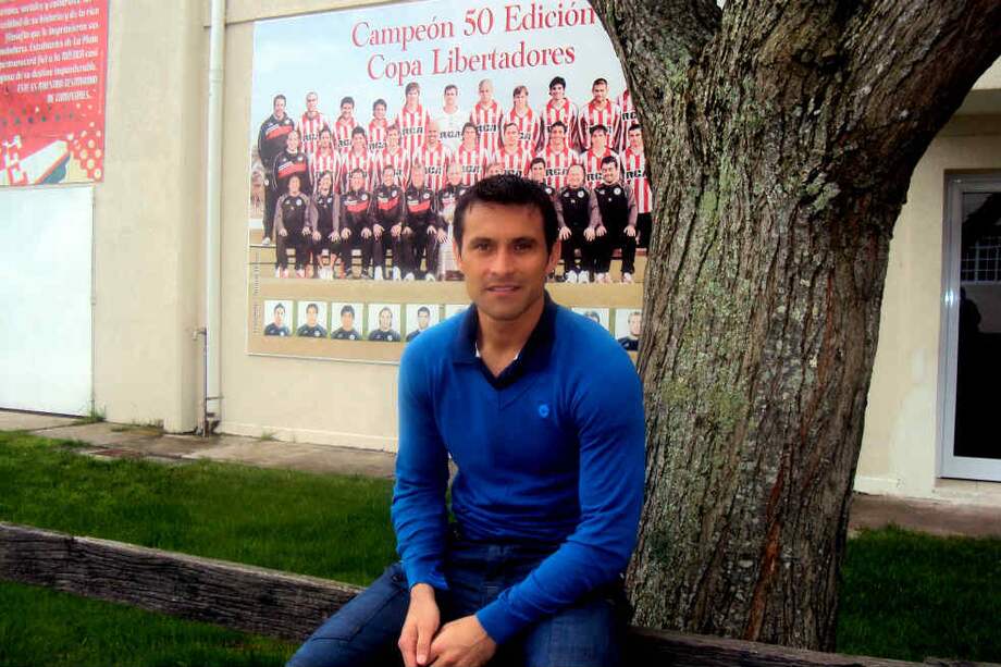 El arquero Justo Villar posa en el Country de City Bell, lugar de entrenamiento de su club Estudiantes. /Santiago Amorós