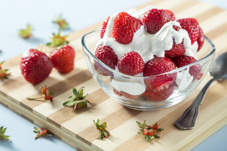 Las fresas con crema chantilly son uno de los postres con más tradición en los viajes en carretera por Colombia.