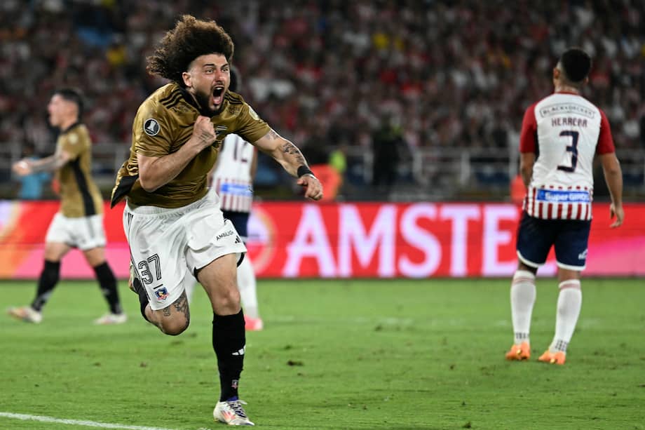 El defensa uruguayo de Colo-Colo Maximiliano Falcón celebra tras marcar durante el partido de fútbol de vuelta de octavos de final de la Copa Libertadores.