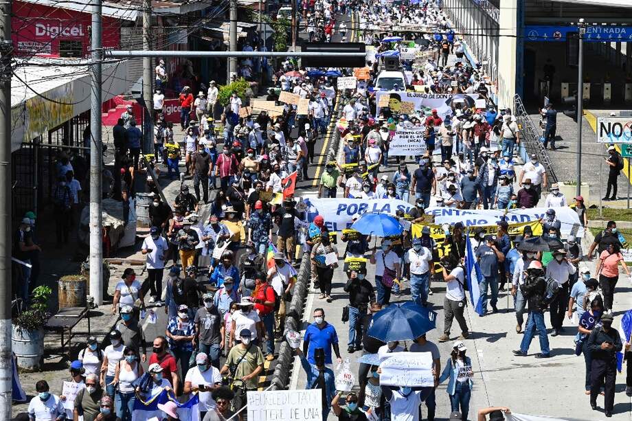 Esta fue la más reciente protesta contra el presidente de El Salvador, Nayib Bukele, el 17 de octubre. Ahora prohibieron las concentraciones públicas.