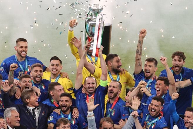 Джорджо Кьеллини поднимает трофей Евро-2020