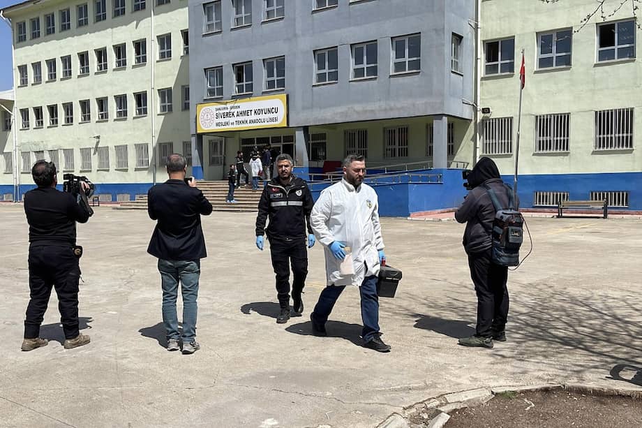 Investigadores de la policía turca trabajan en el lugar de un tiroteo ocurrido en una escuela del distrito de Siverek, en Sanliurfa, Turquía, el 14 de abril de 2026.