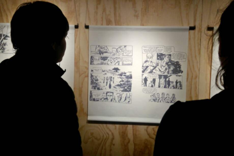 Dos visitantes en la exposición Voces para Transformar a Colombia, del Museo Nacional de Memoria Histórica, ven la historia de La Palizúa. / Fotos: Beatriz Valdés.