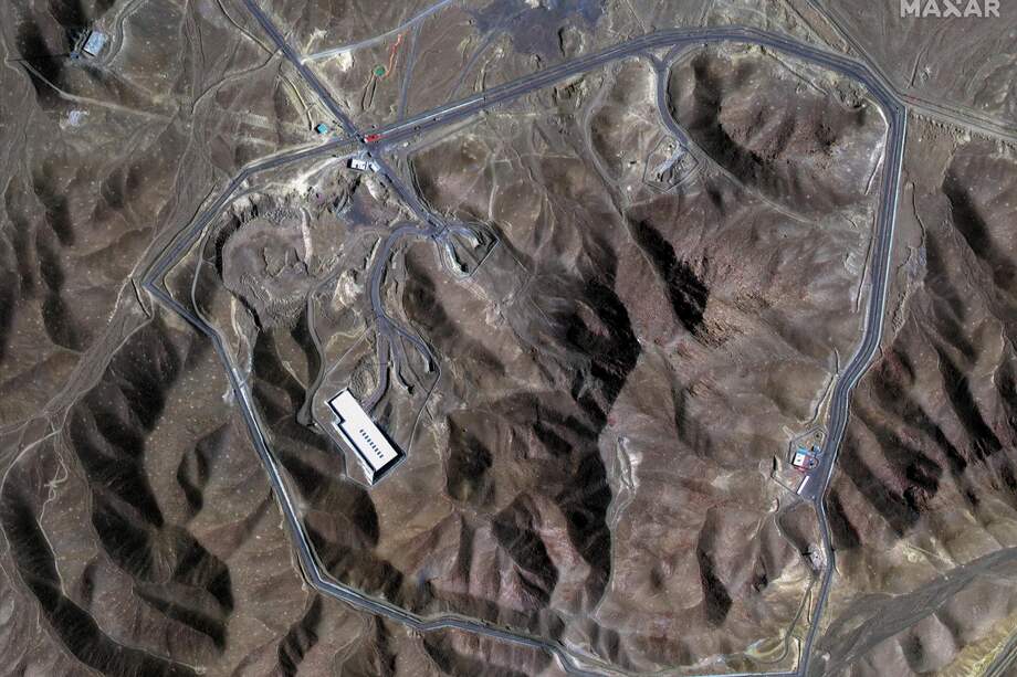 Una imagen satelital facilitada por Maxar Technologies muestra una vista general de la planta subterránea de enriquecimiento de uranio de Fordow en Irán.