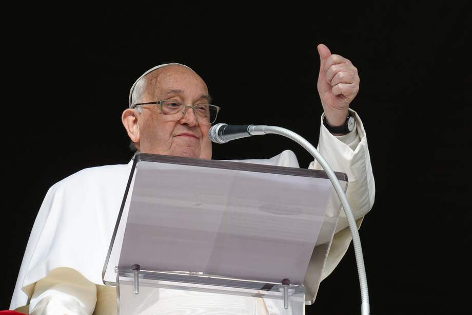 Una fotografía proporcionada por los medios del Vaticano muestra al Papa Francisco dirigiendo la oración del Ángelus