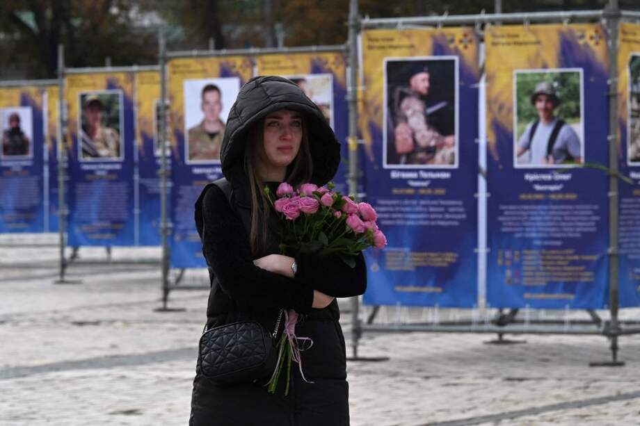 Una mujer participa de una exposición con motivo del Día de los Defensores de Ucrania, en Kiev, el pasado 14 de octubre.