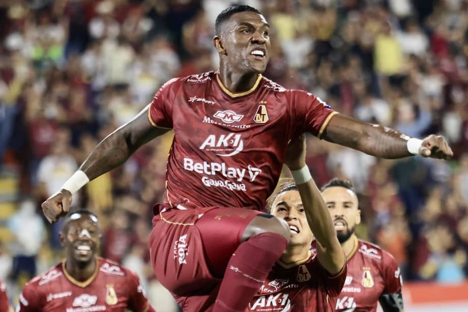 Sergio Mosquera celebra su gol en el partido entre Tolima y Envigado.