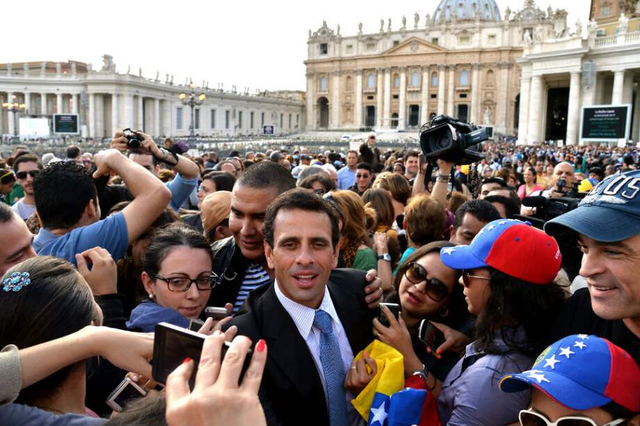 Simpatizantes del excandidato presidencial Henrique Capriles acudieron a la Plaza de San Pedro, en Roma, para saludarlo antes de su audiencia con el papa Francisco.