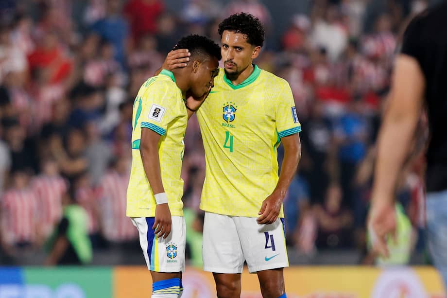 Marquinhos (d) de Brasil consuela a un compañero este martes, al final de un partido de las eliminatorias sudamericanas para el Mundial de 2026 entre Paraguay y Brasil en el estadio Defensores del Chaco en Asunción (Paraguay).