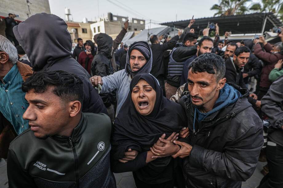 Los dolientes reaccionan durante el funeral de los periodistas palestinos muertos en un ataque aéreo israelí durante la noche en el campo de refugiados de Al Nuseirat, en el Hospital de los Mártires de Al Aqsa en Deir Al Balah, en el centro de la Franja de Gaza, el 26 de diciembre de 2024.