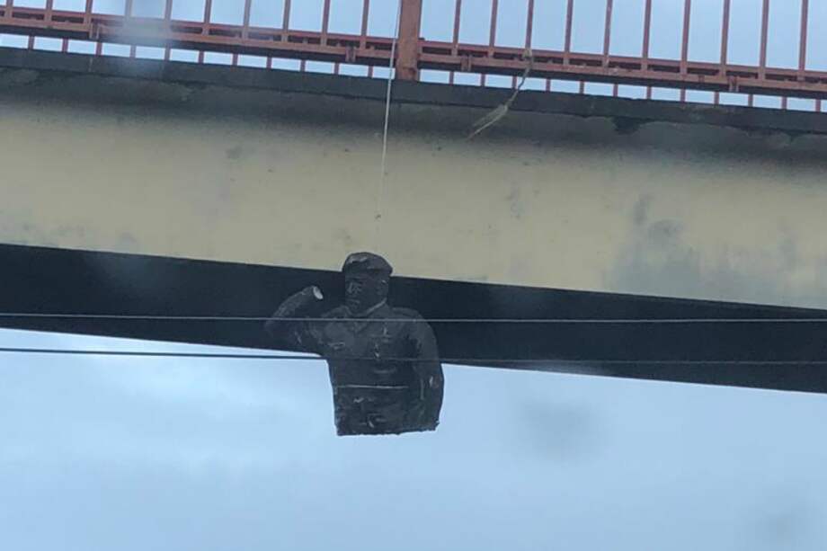 La estatua del expresidente Hugo Chávez se encontraba en San Félix, estado de Bolívar. Luego de ser quemada fue colgada en un puente. / Captura de pantalla Twitter @watcher_ven