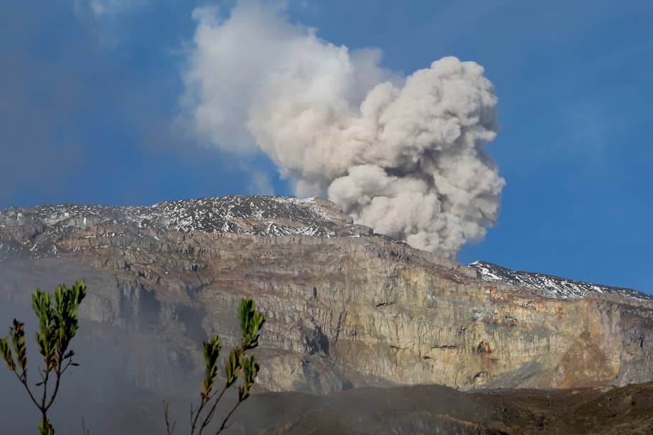 Municipios de Tolima y Caldas son los más expuestos a gases y cenizas que salen del volcán nevado del Ruiz. EFE/ Ernesto Guzmán