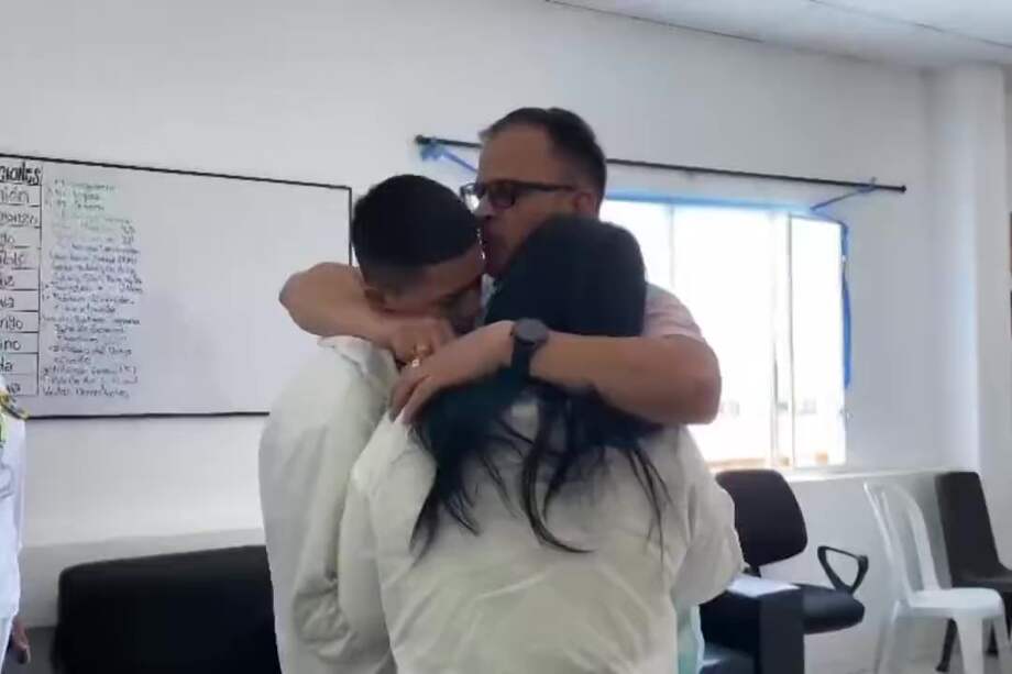 El intendente Gómez Olivar se reencuentra con su familia.